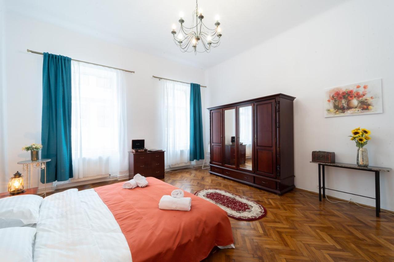 Вилла 5* Noble House In Historic Center Клуж-Напока Экстерьер фото