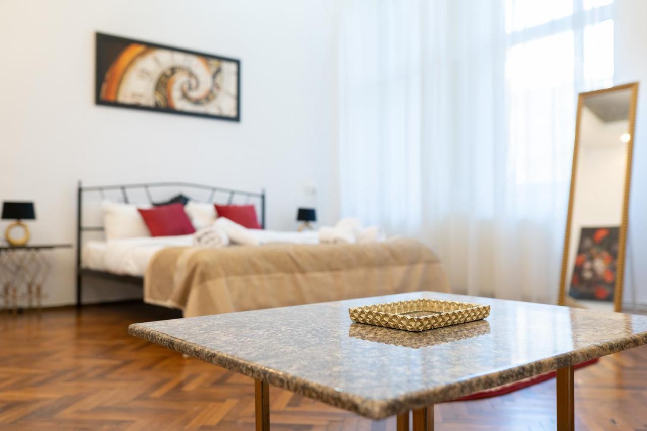 Вилла 5* Noble House In Historic Center Клуж-Напока Экстерьер фото