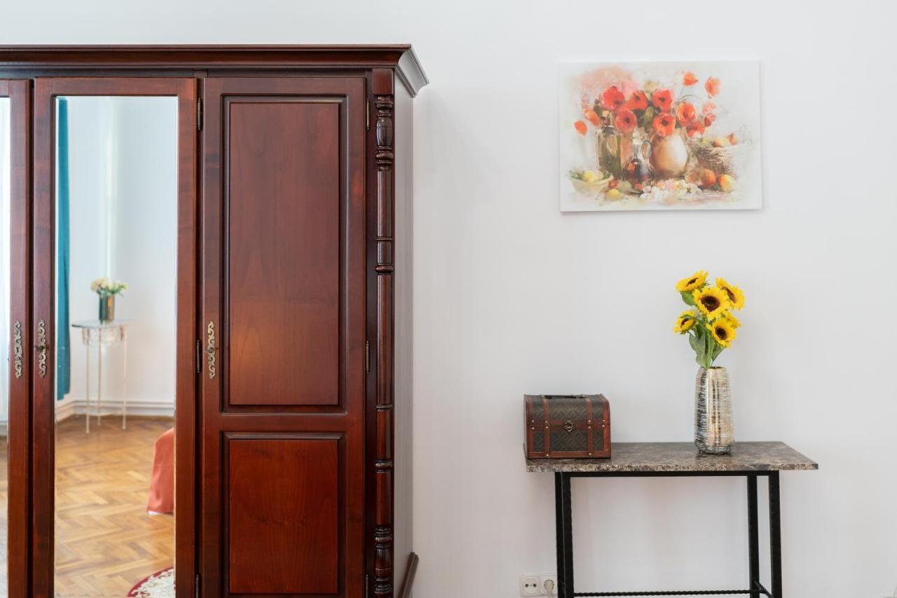 Вилла 5* Noble House In Historic Center Клуж-Напока Экстерьер фото