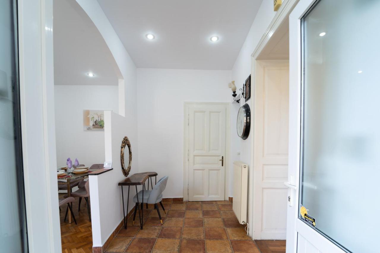 Вилла 5* Noble House In Historic Center Клуж-Напока Экстерьер фото