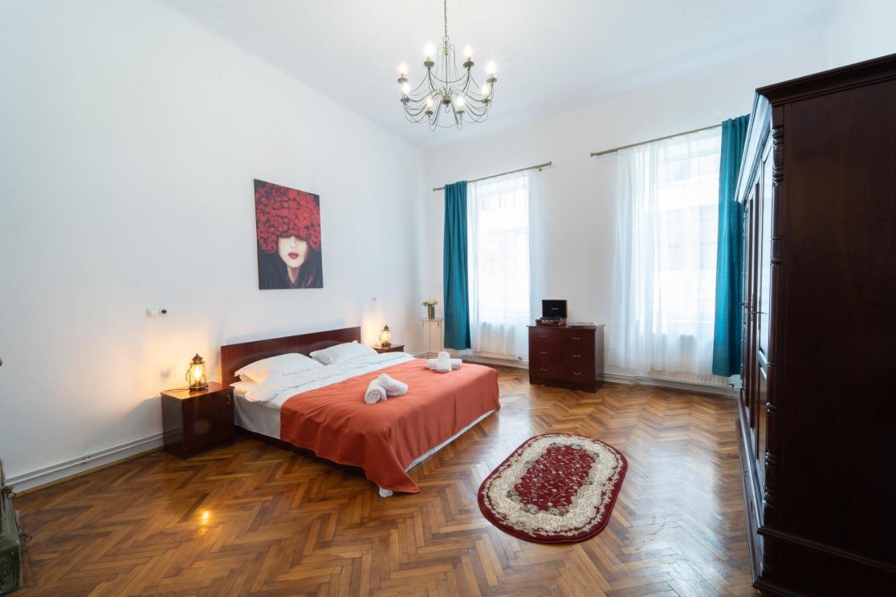 Вилла 5* Noble House In Historic Center Клуж-Напока Экстерьер фото